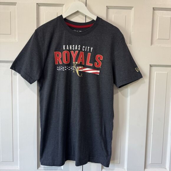New Era MLB KC Royals Shirt M USA Flag 2023 Patriotic Short Sleeve Gray PRISTINE - Picture 2 of 8